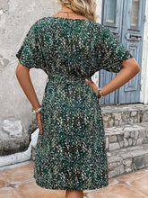Robe imprimée à col rond et ceinture nouée